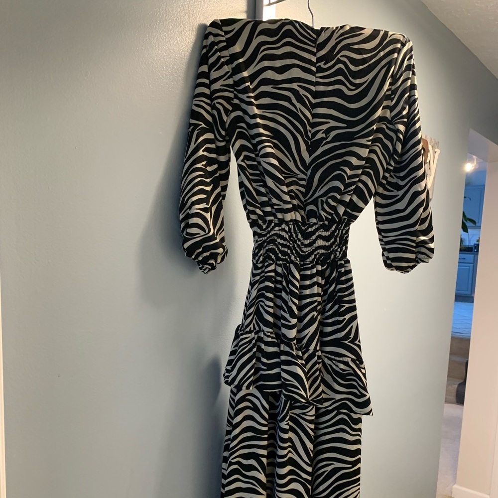Long sleeve dress in beautiful black and white pattern
